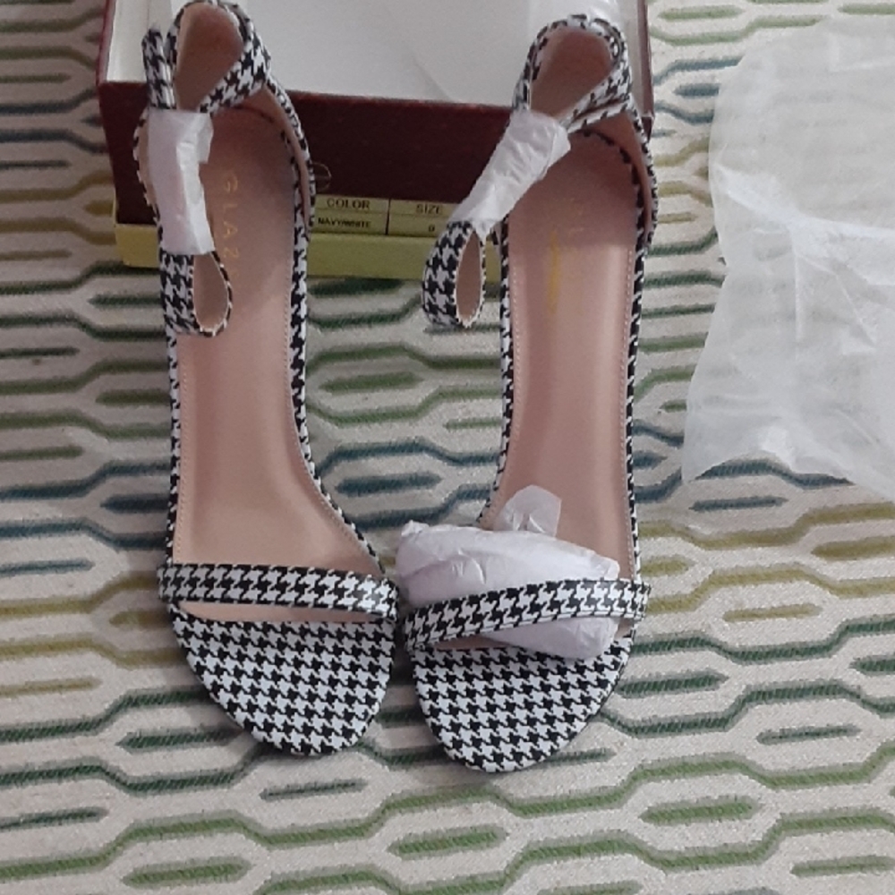 Glaze Black and White Houndstooth Heels - Picture 4 of 8